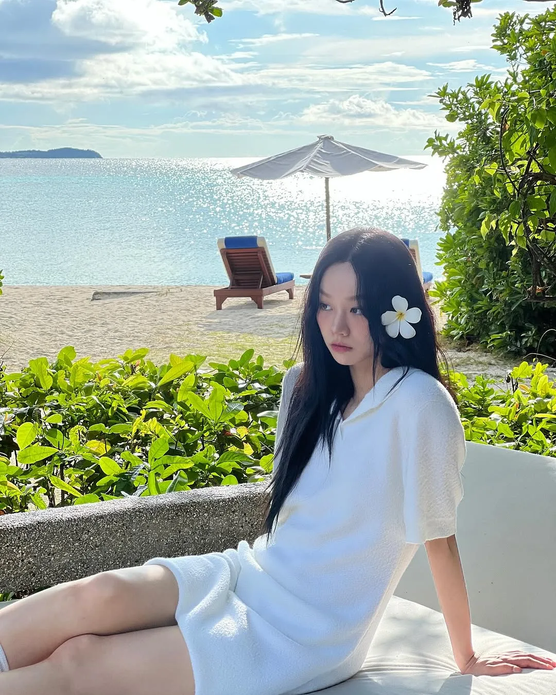 phối đồ hyeri mặc đầm trắng đi biển