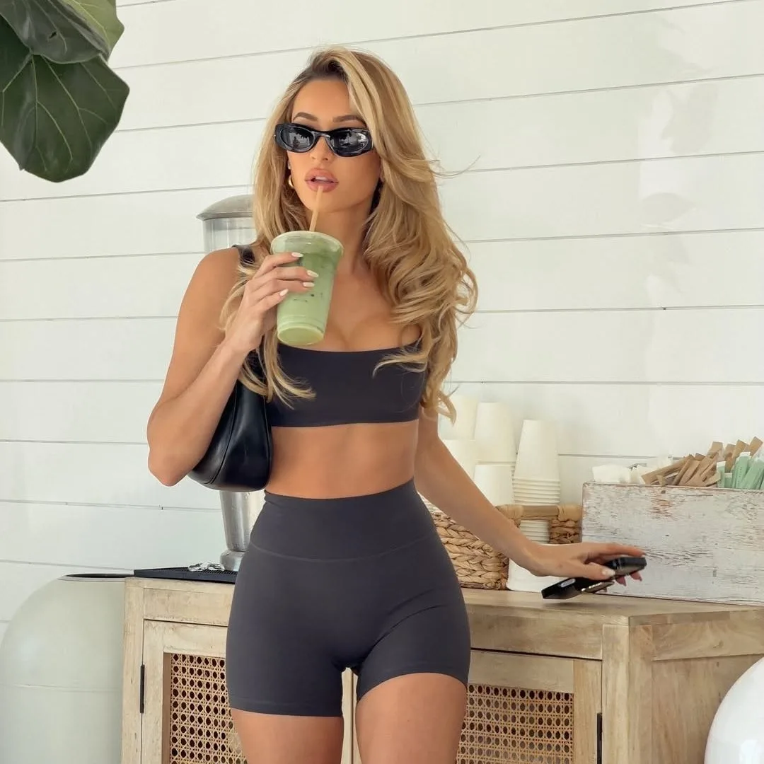 cô gái bổ sung quá nhiều caffein làm loét dạ dày