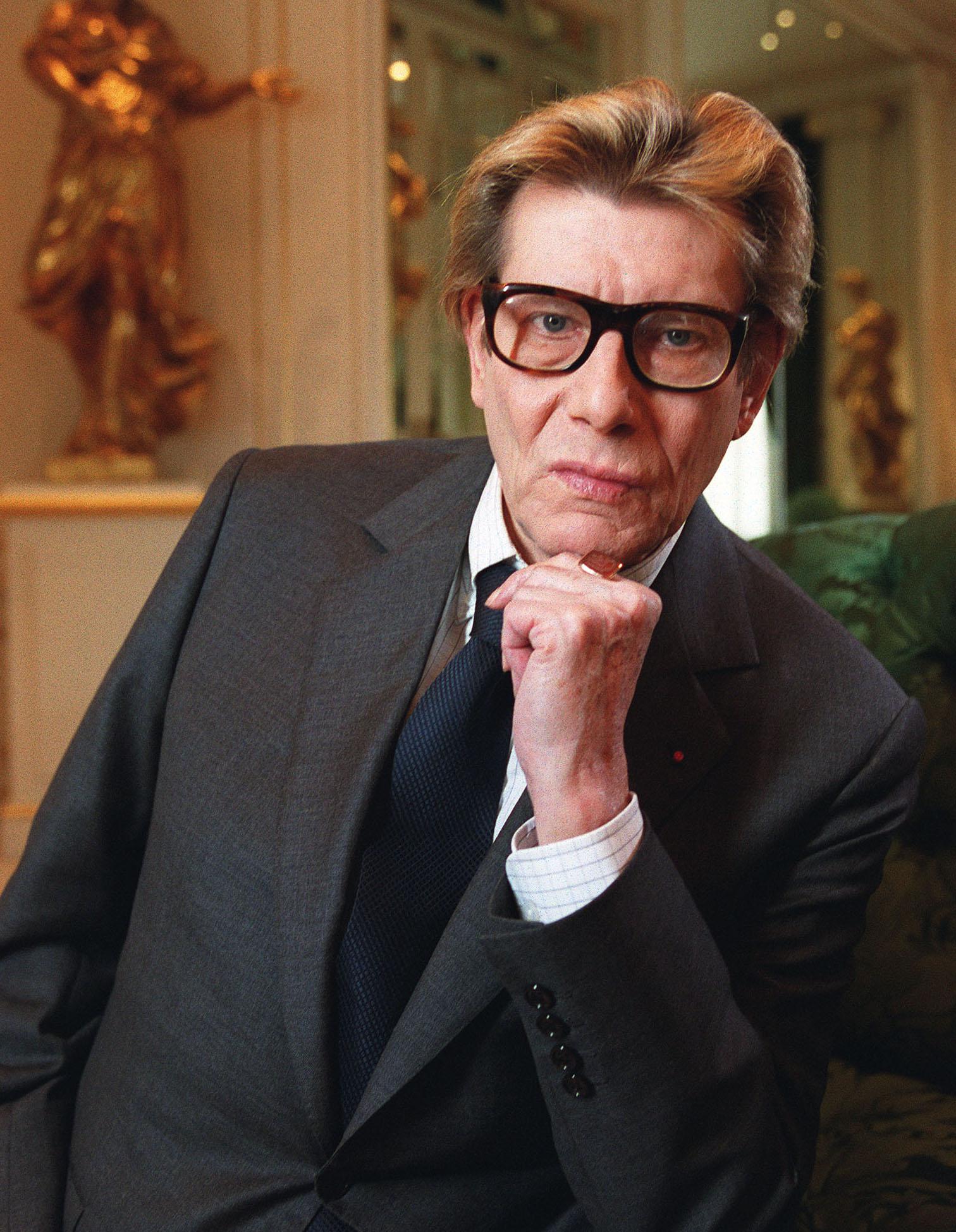 Yves Saint Laurent cùng chiếc mắt kính của mình