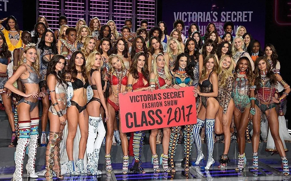 http://www.elle.vn/wp-content/uploads/2017/12/02/elle-viet-nam-Dàn-thiên-thần-Victorias-Secret-đua-nhau-khoe-thân-hình-gợi-cảm-hậu-show-diễn-tại-Thượng-Hải-01.jpg