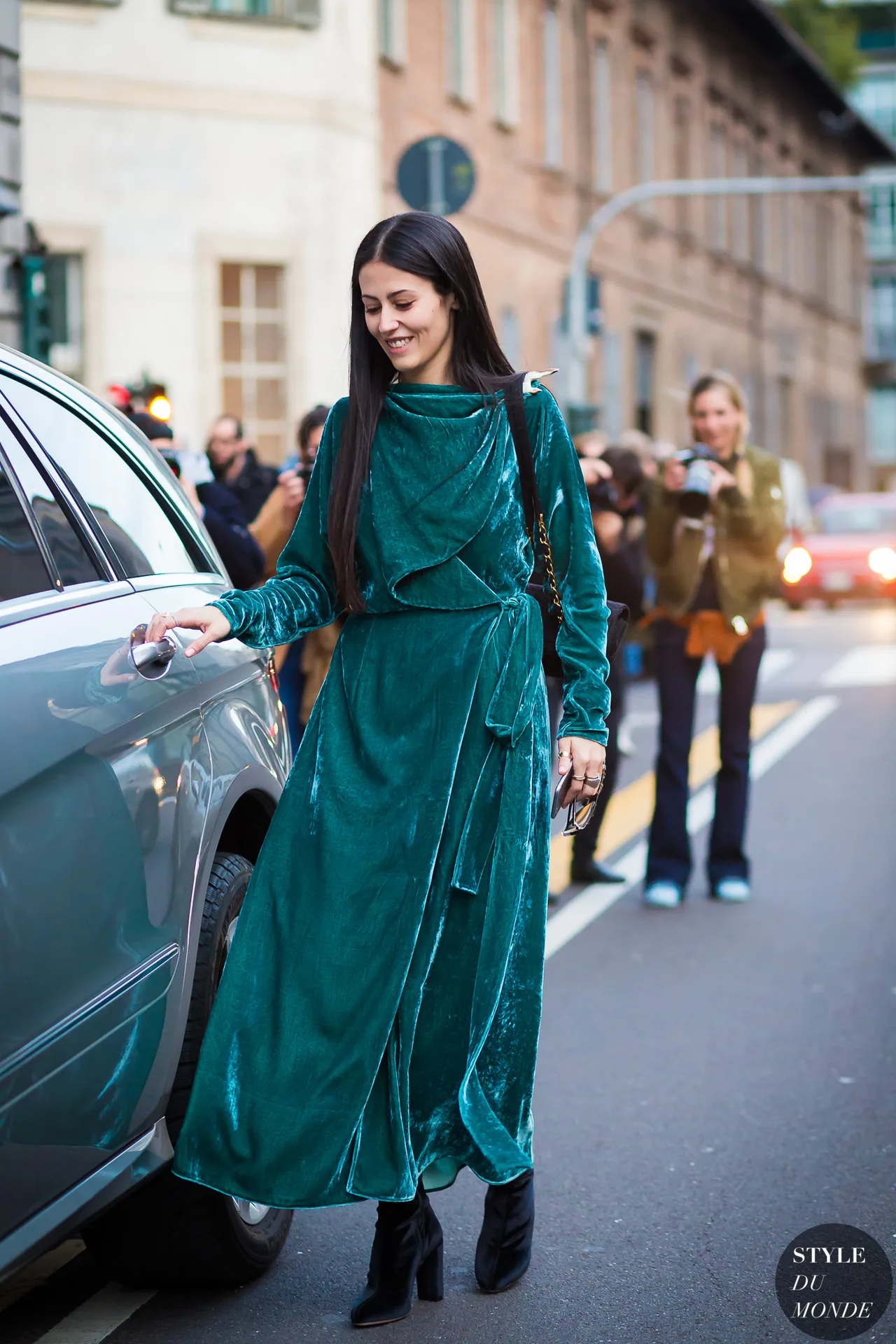fashionista diện đầm màu xanh mòng két cùng bốt đen fashionista diện đầm màu xanh mòng két cùng bốt đen