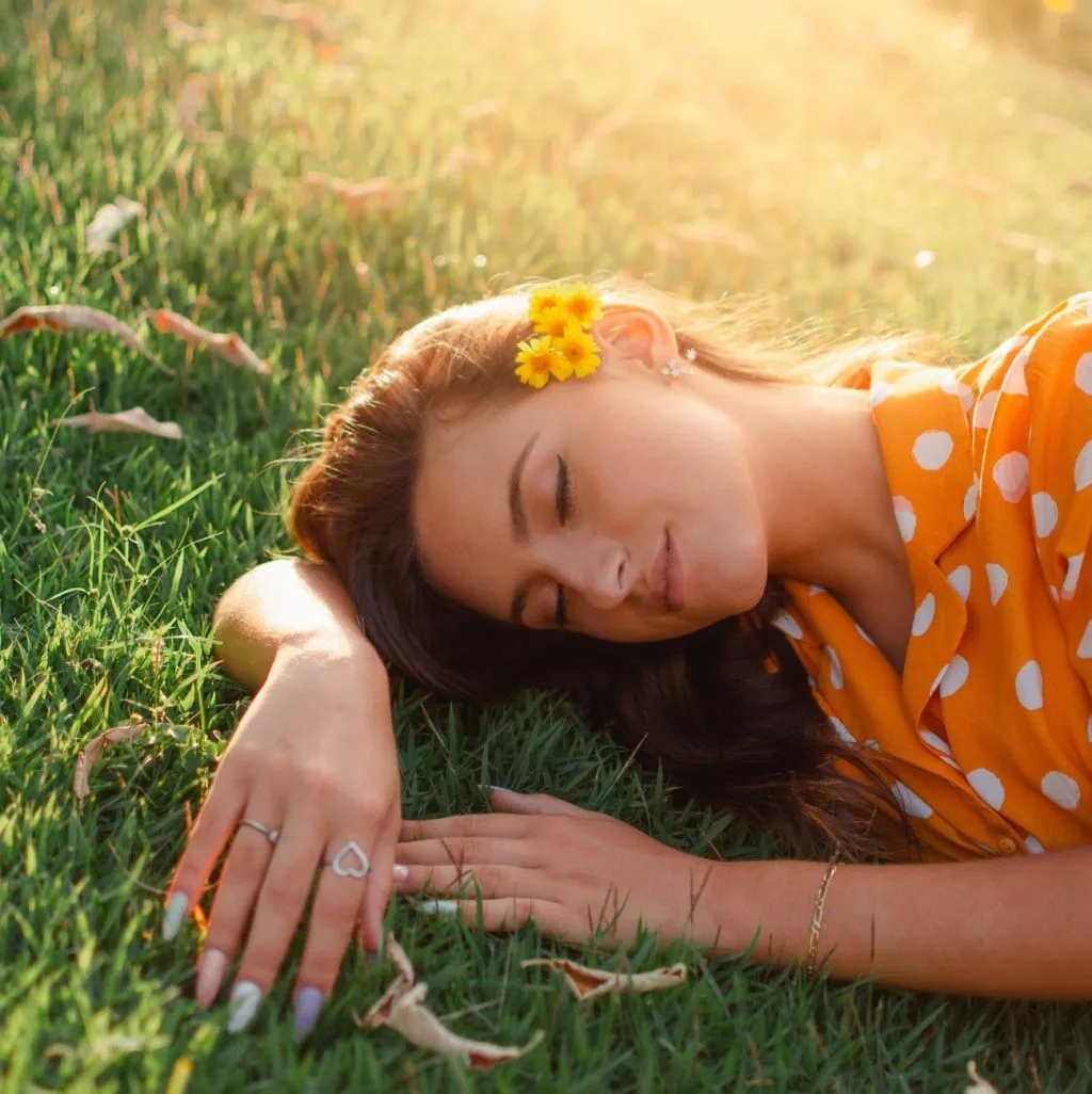 Vitamin E-Cô gái cài hoa lên tóc. Vitamin E-Cô gái cài hoa lên tóc.