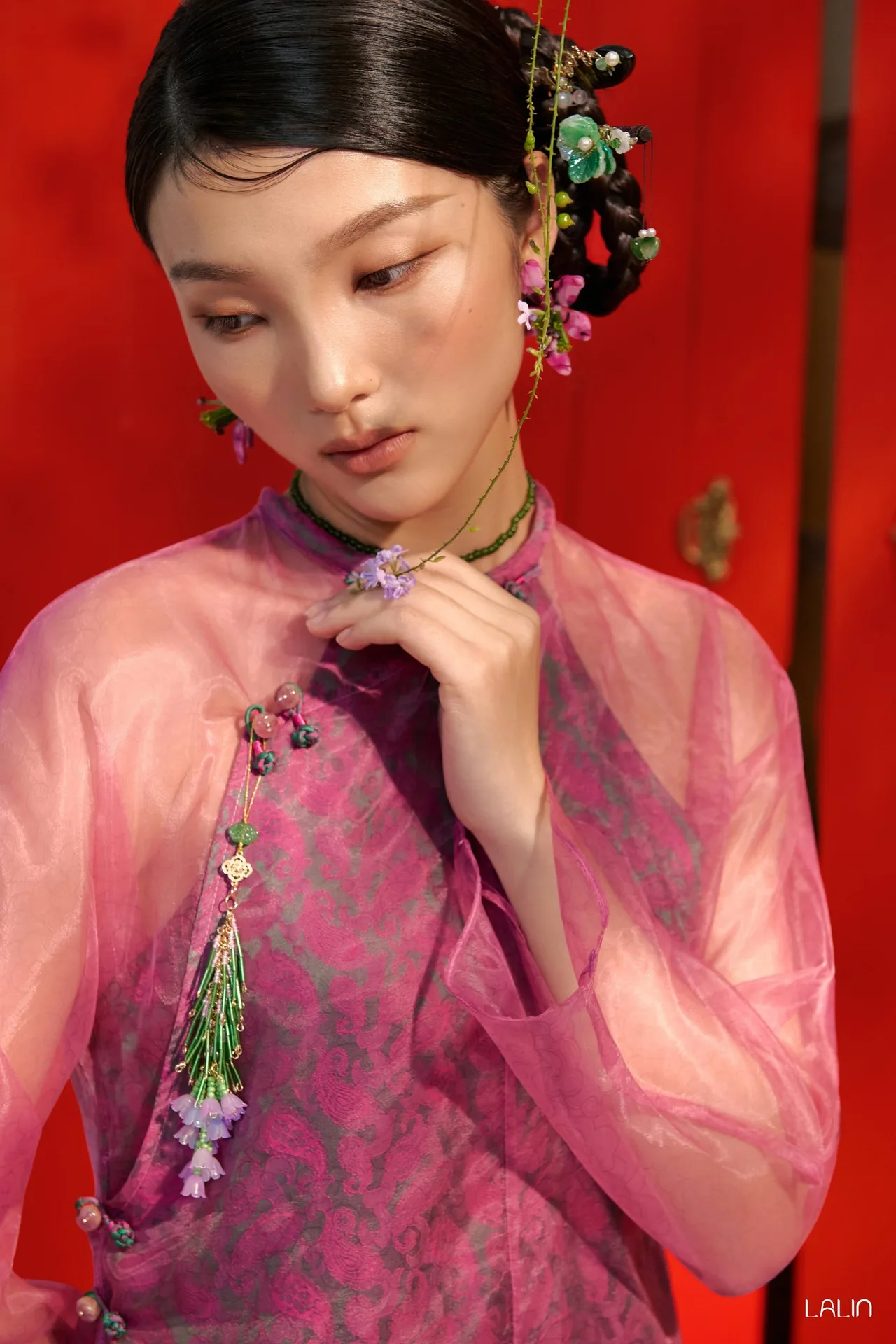 chiếc áo dài với nét nhấn nổi bật trên cần cổ mảnh mai của những nàng xuân bằng hàng khuy
