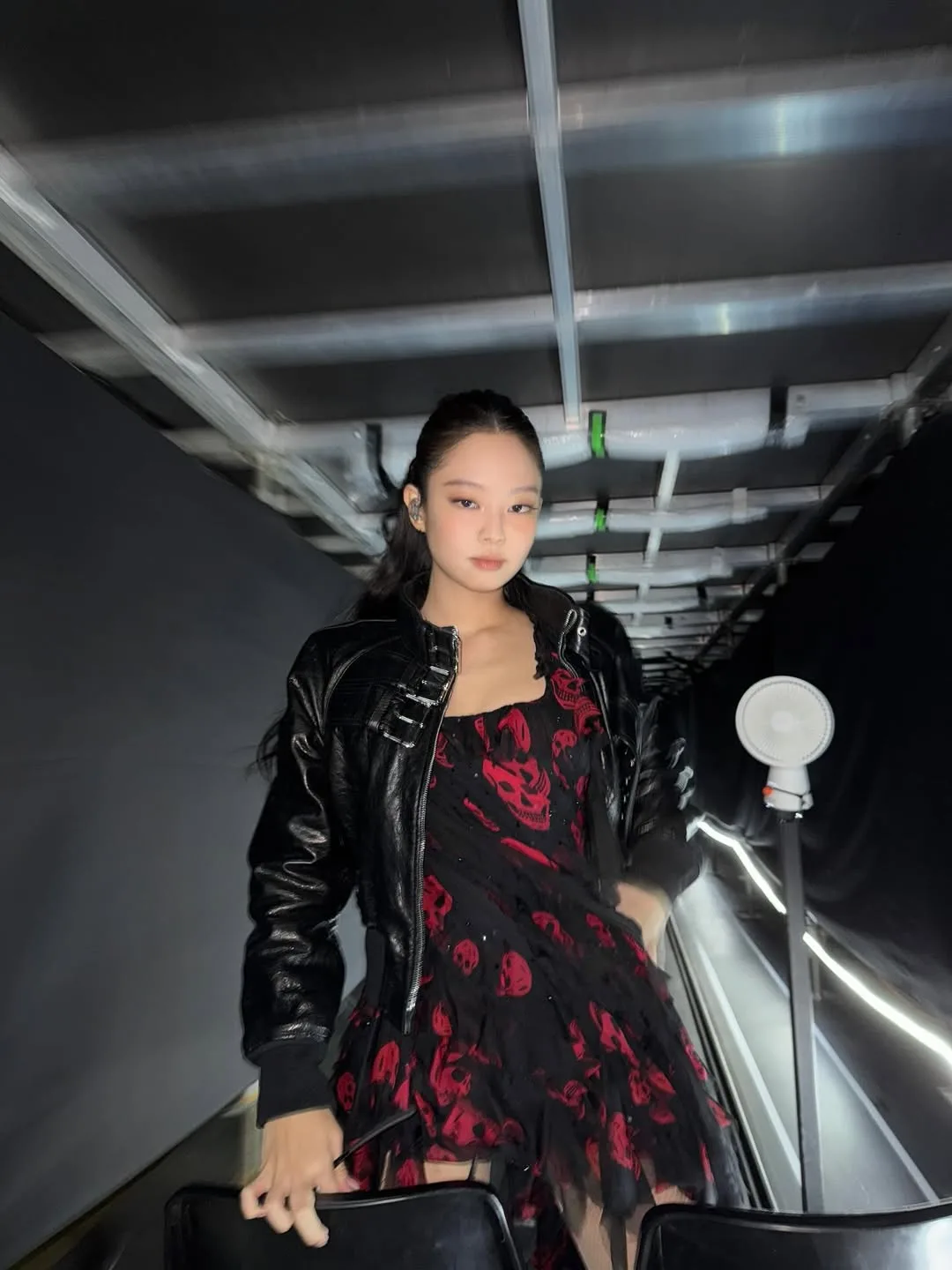 Jennie trong hậu trường buộc tóc cao