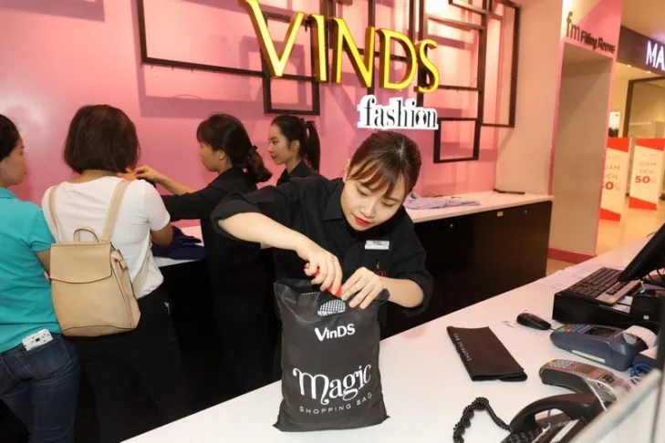 Vincom Summer Sale 2017: Hàng hiệu chất đầy túi chỉ với 1 triệu đồng! Vincom Summer Sale 2017: Hàng hiệu chất đầy túi chỉ với 1 triệu đồng!