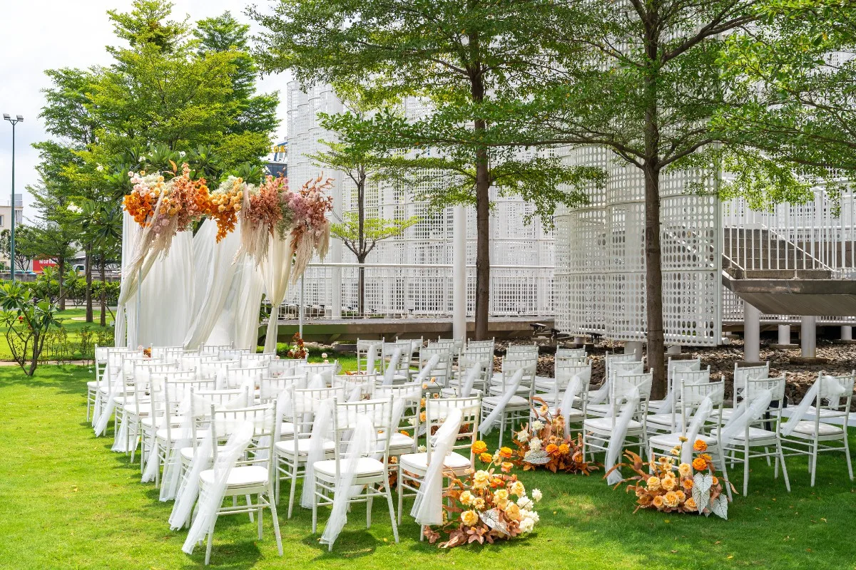 Lễ đường ngoài trời chủ đề hoa màu cam tại White Palace
