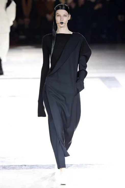Những mẫu thiết kế mềm mại như nước của Yohji