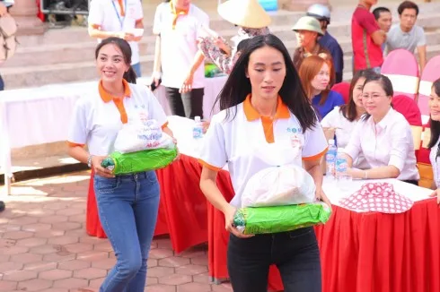 Hơn 24.000 phần quà đã được chuyến xe "Thương về miền Trung" trao đến tay người dân