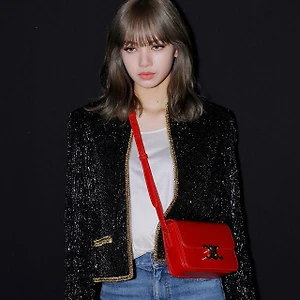 lisa diện túi đeo chéo màu đỏ