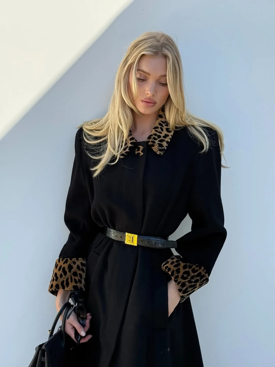 trench coat hoạ tiết da báo Elsa Hosk