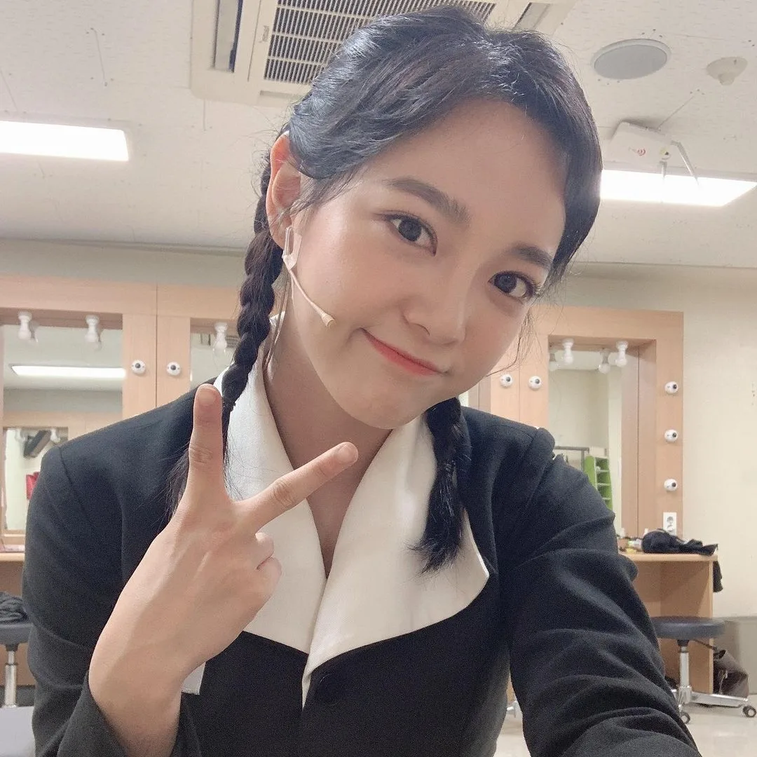 kim se jeong mặc đồng phục