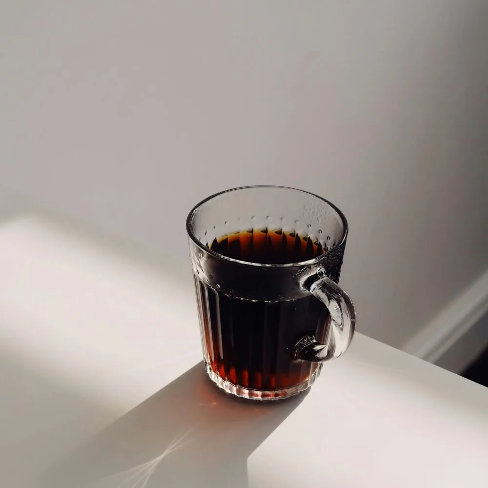 một cái ly thủy tinh trắng