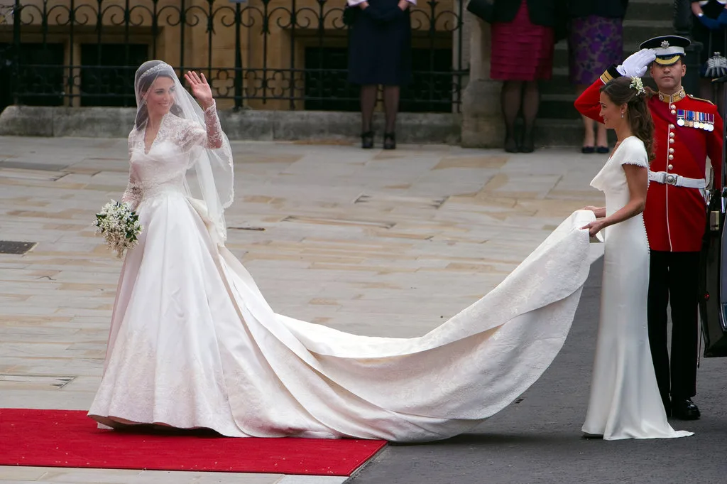 so sánh váy cưới của Công chúa Eugenie, Kate Middleton và Meghan Markle 8