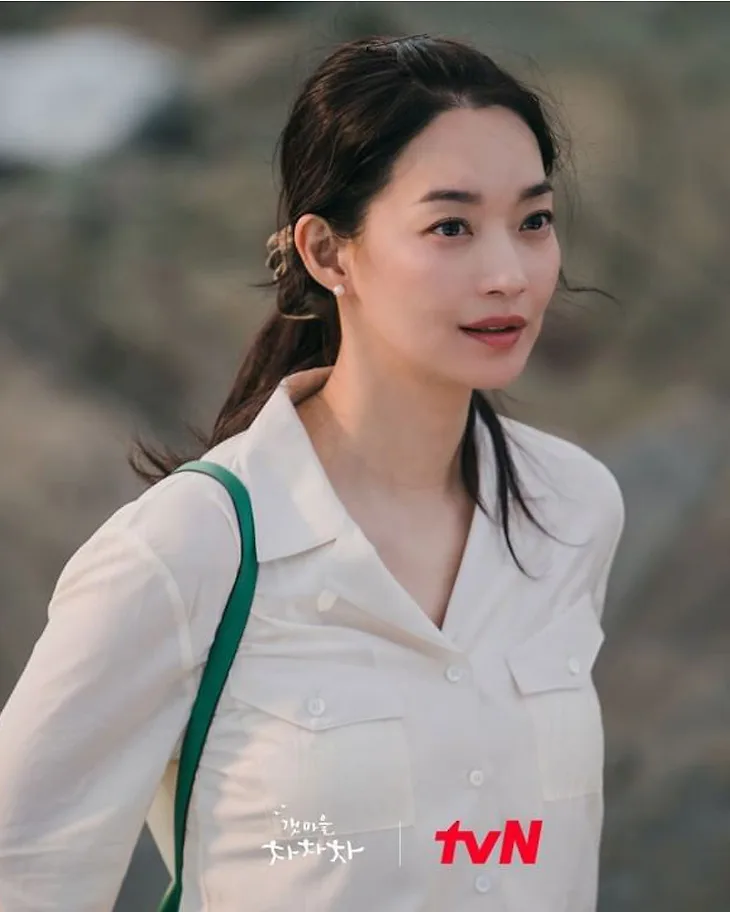 Vẻ đẹp trẻ trung, rạng ngời của Shin Min Ah trong Hometown Cha-Cha-Cha Vẻ đẹp trẻ trung, rạng ngời của Shin Min Ah trong Hometown Cha-Cha-Cha