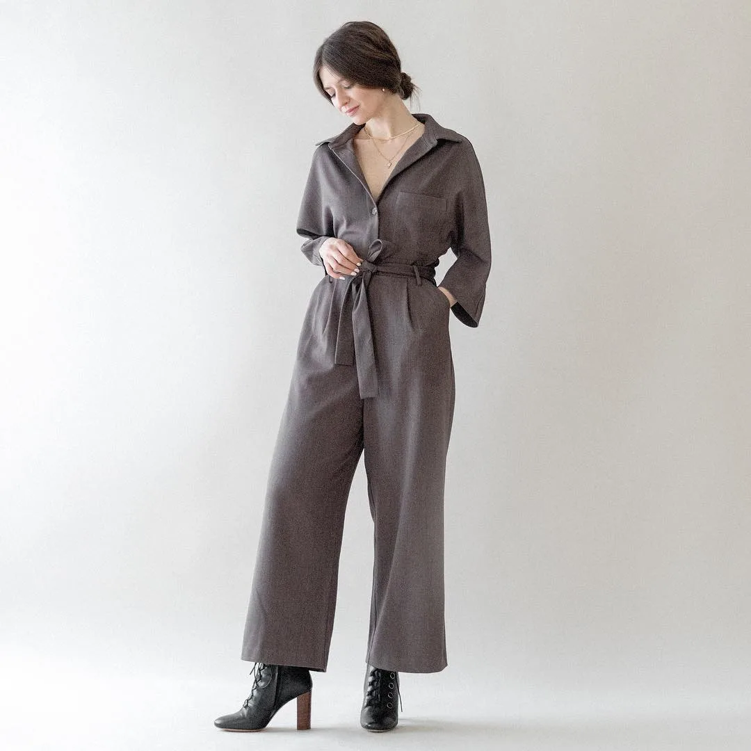 cách mặc đẹp cho cô nàng thấp bé với jumpsuit màu nâu