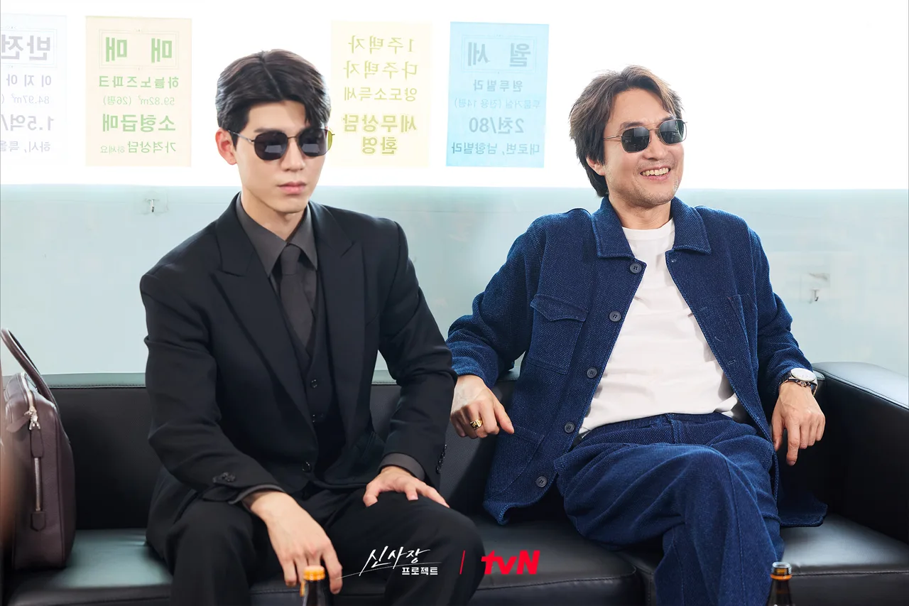 Sếp Shin và trợ thủ - thẩm phán tập sự Jo Philip (Bae Hyun Sung) trong phim shin's project tập 1