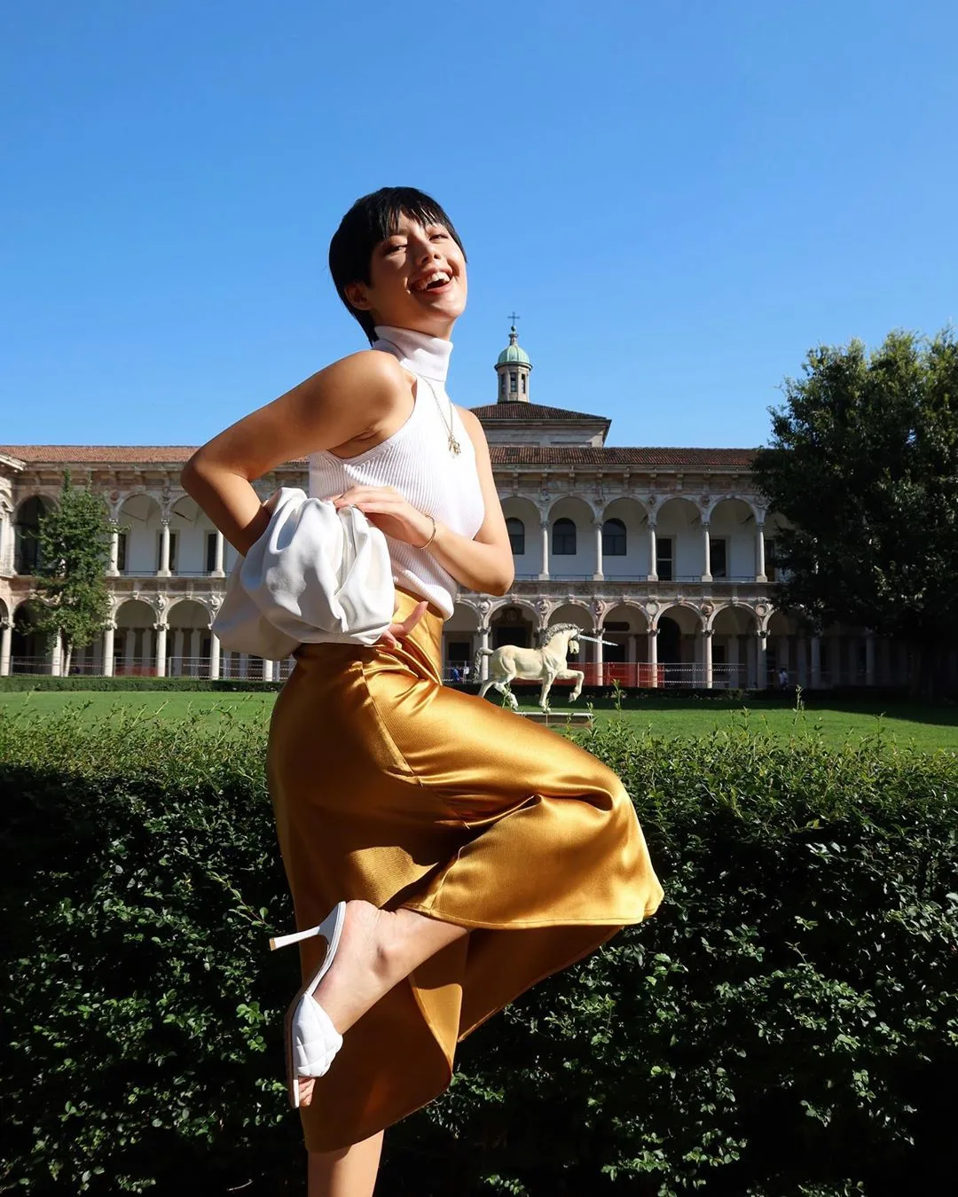 khánh linh mặc chân váy slip vàng mang giày mule trắng bottega veneta