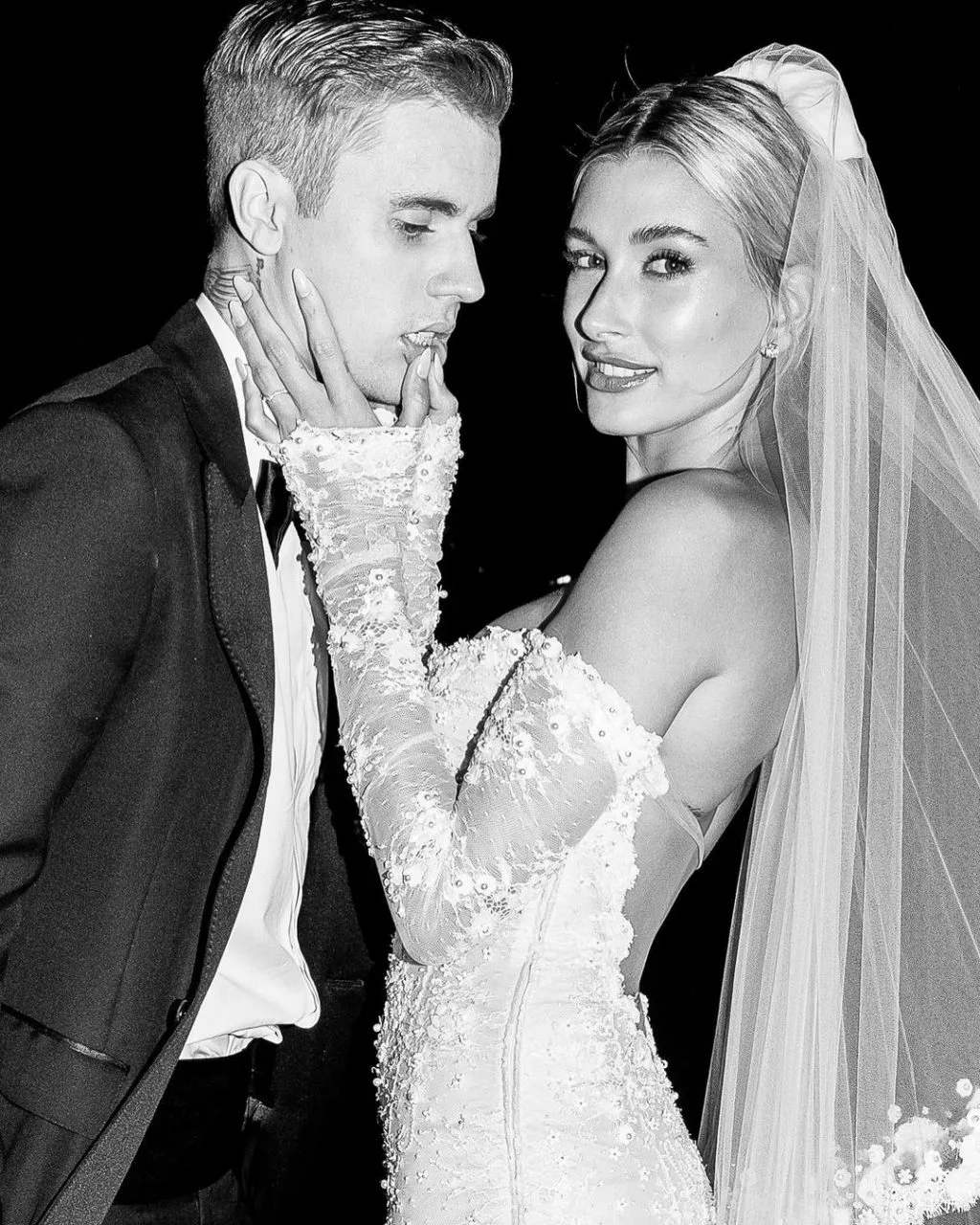 Kiểu tóc đám cưới của Hailey Bieber Kiểu tóc đám cưới của Hailey Bieber