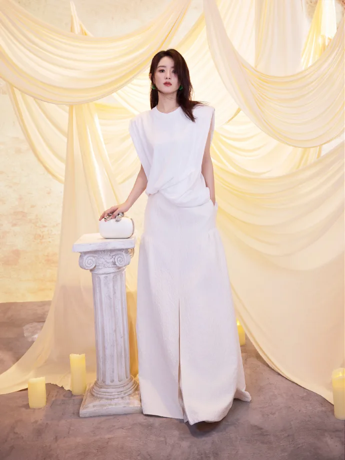 Triệu Lệ Dĩnh trong suit đồ trắng, dáng đẹp