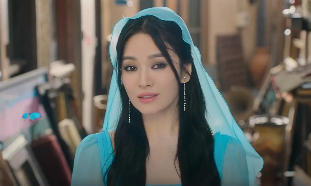Nữ diễn viên xõa tóc và mang trang phục màu xanh