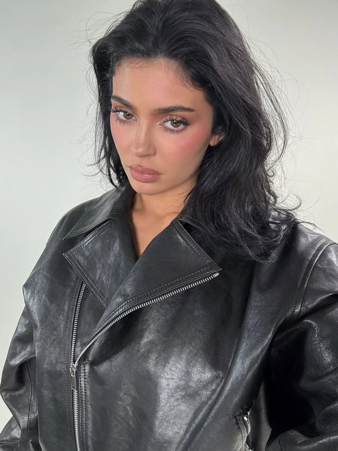Kylie Jenner định hình lông mày