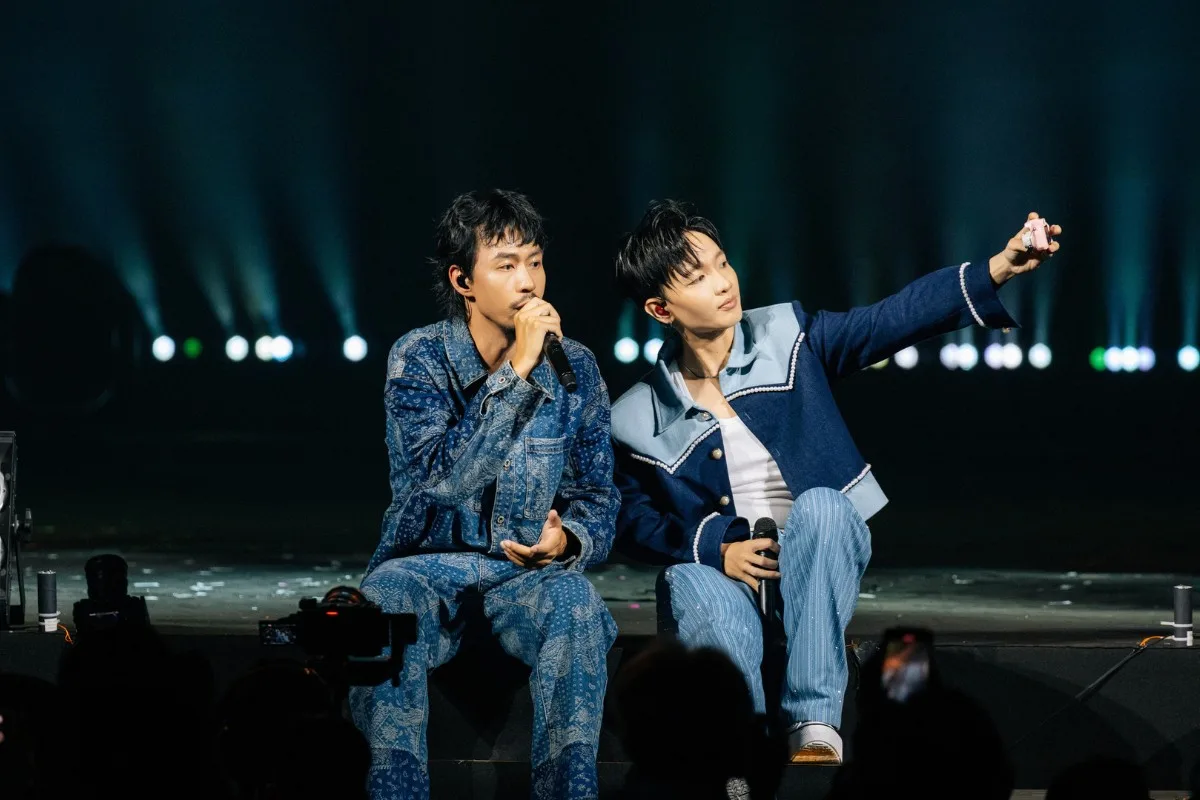 Hoàng Dũng cầm máy ghi lại khoảnh khắc mình và Đen trình diễn tại concert Xoay Tròn