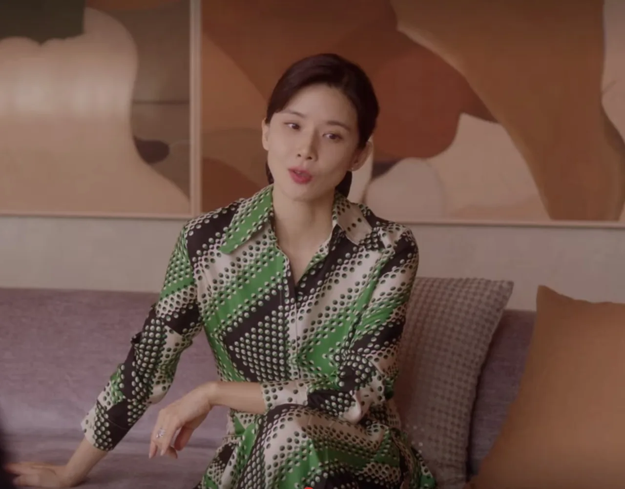 Seo Hee Soo phim Mine trang phục Gucci