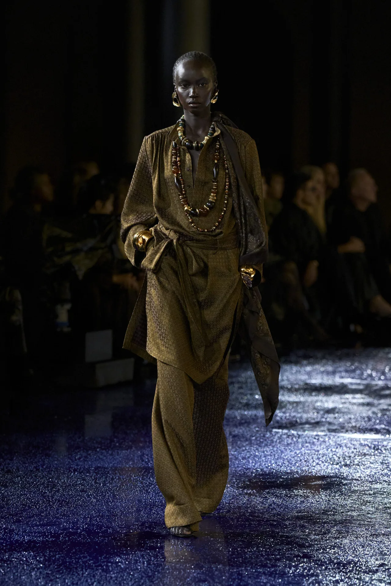 trang sức đen phối Saint Laurent