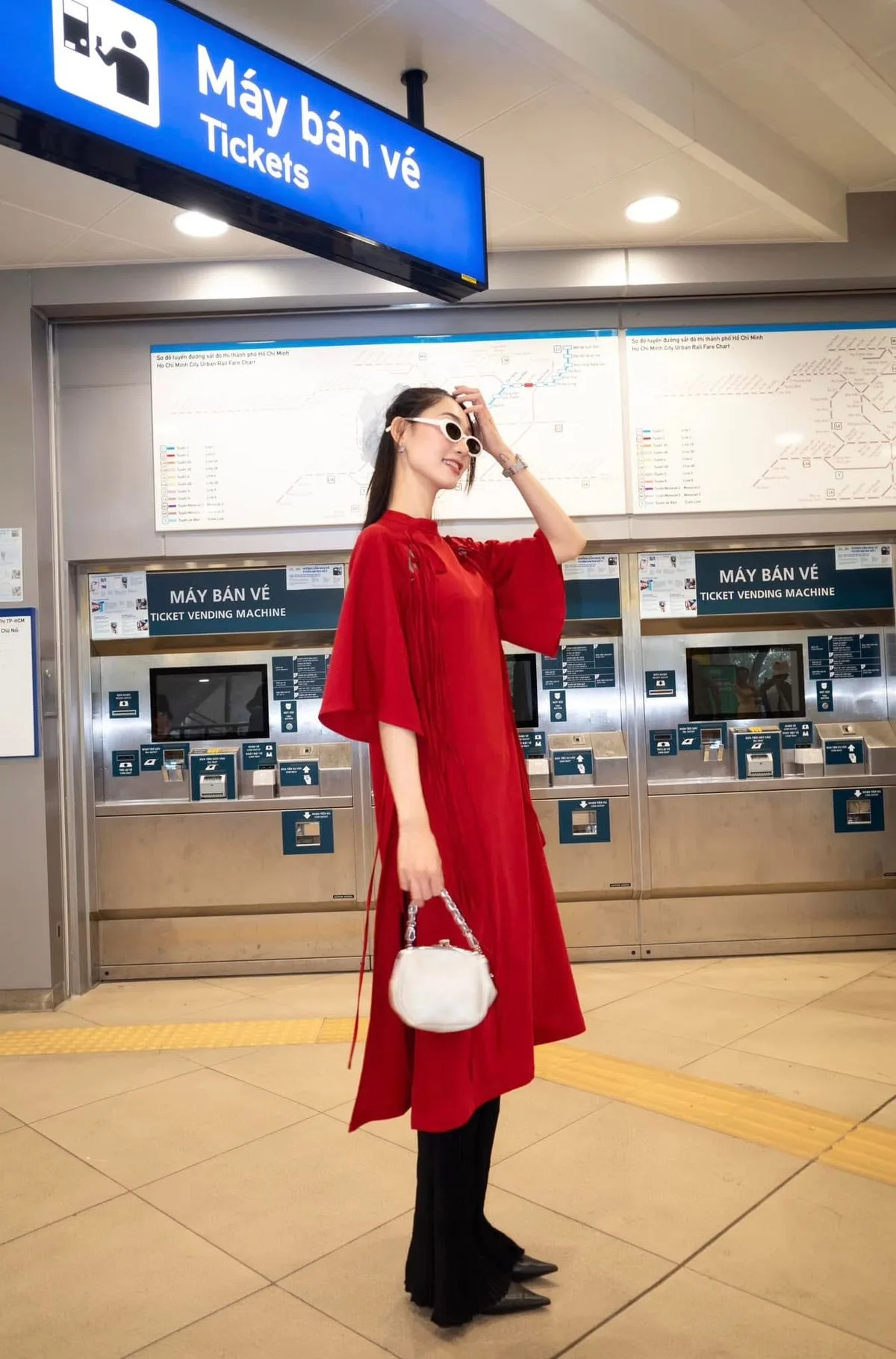 Áo dài dáng chữ A cùng giày basic mũi nhọn tôn dáng.