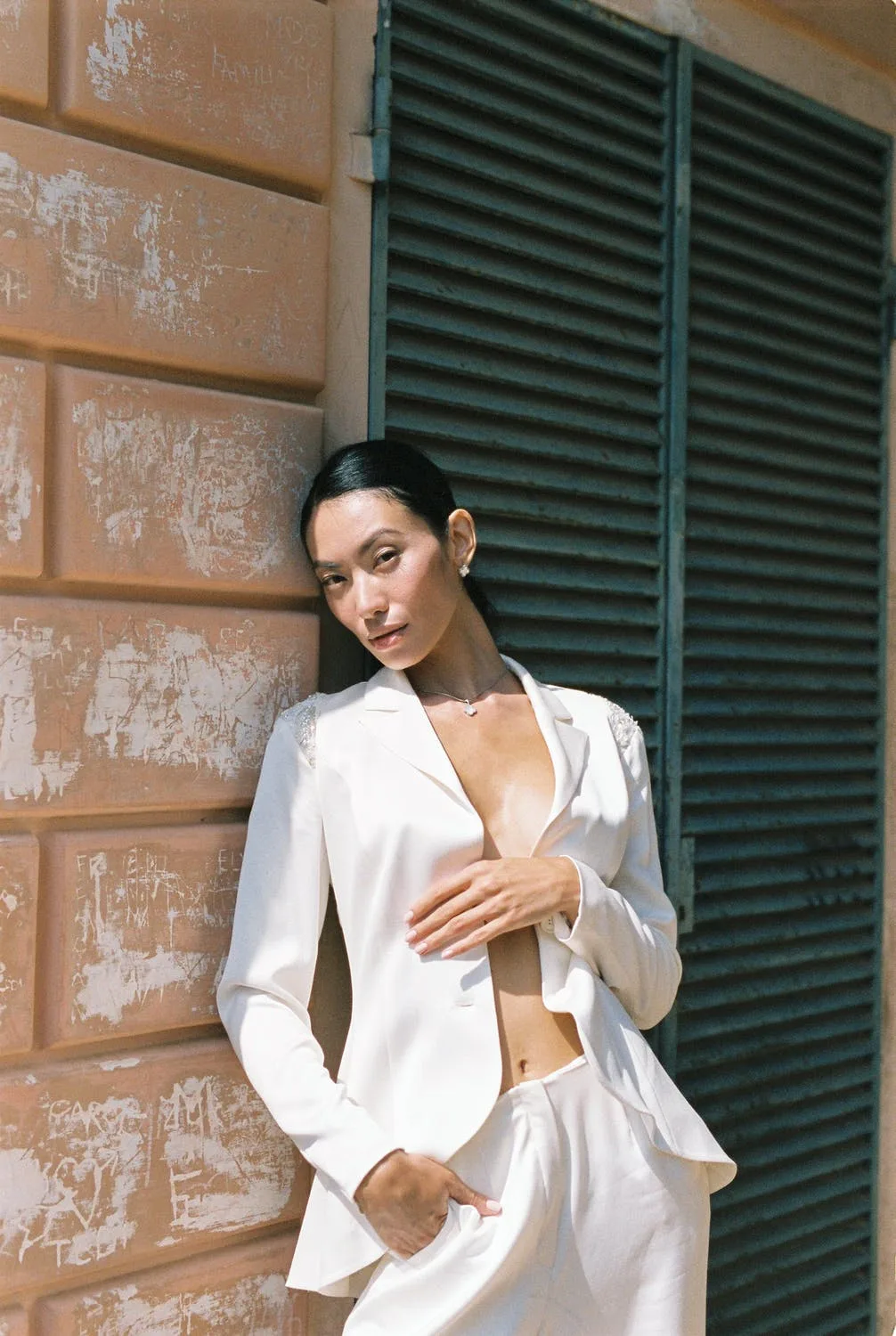 Lưu ý thoa kem chống nắng ít nhất 15 phút trước khi ra ngoài. Ảnh: Unsplash. Lưu ý thoa kem chống nắng ít nhất 15 phút trước khi ra ngoài. Ảnh: Unsplash.