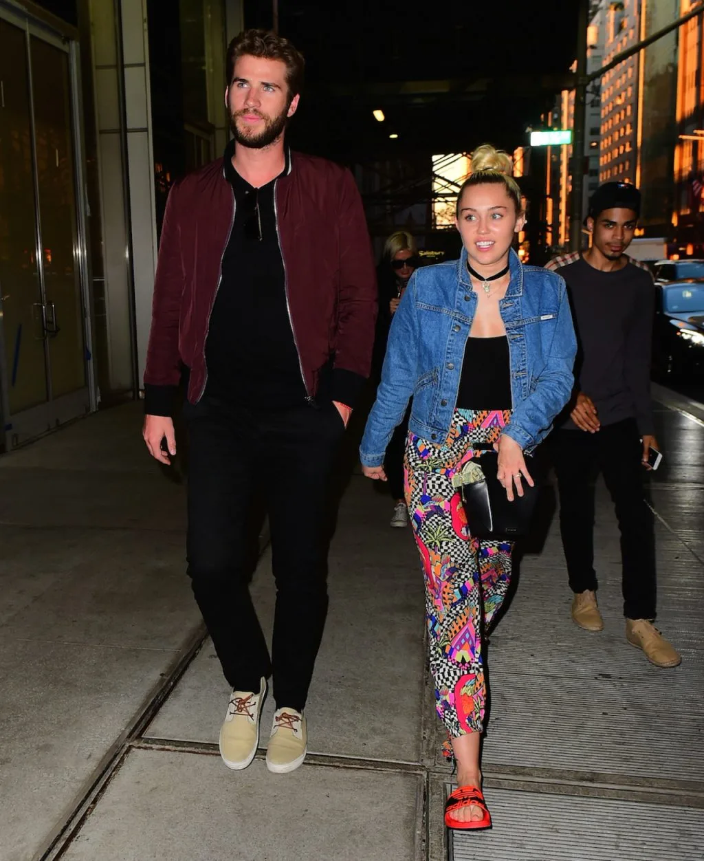 Mẹ Miley Cyrus lấp lửng về việc đính hôn của con gái