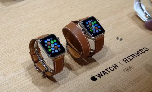 Những hình ảnh đầu tiên được ghi nhận tại cửa hàng Apple, cho thấy vẻ đjep itnh xảo của chiếc đồng hồ công nghệ này.
