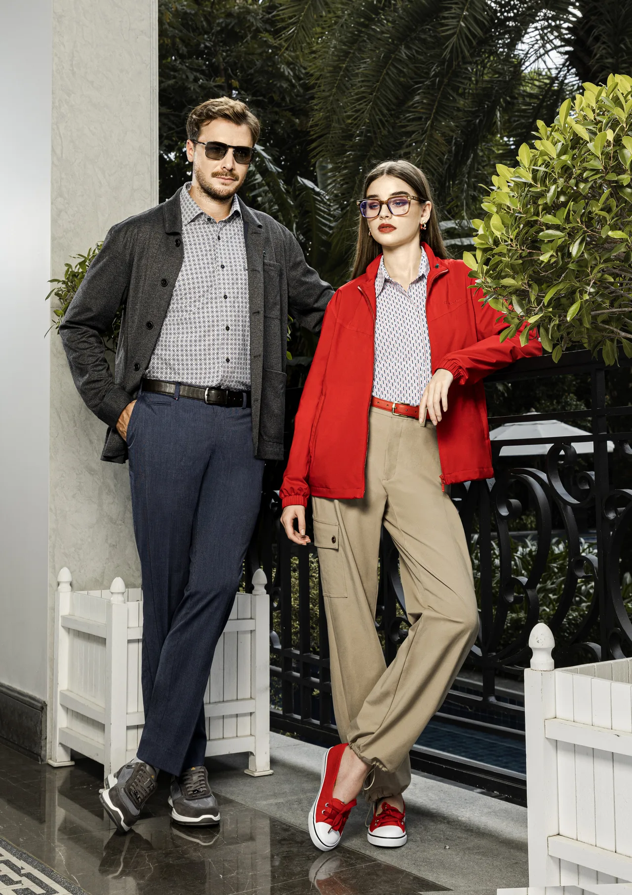 Hình ảnh nam, nữ doanh nhân hiện đại trong trang phục smart–casual của bộ sưu tập Conscious Traveler.