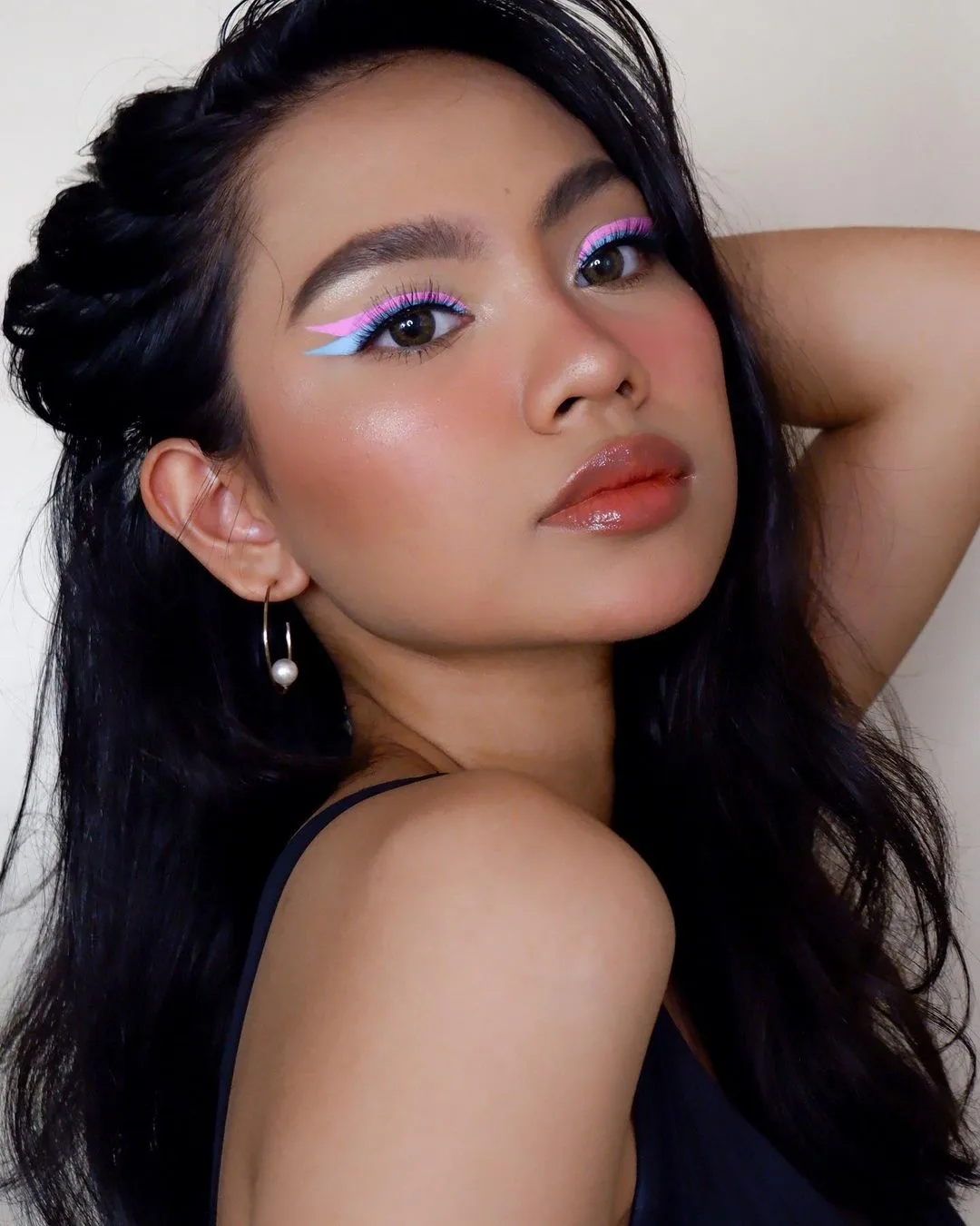 tiktok làm đẹp cô gái tóc đen kẻ mắt tiktok làm đẹp cô gái tóc đen kẻ mắt