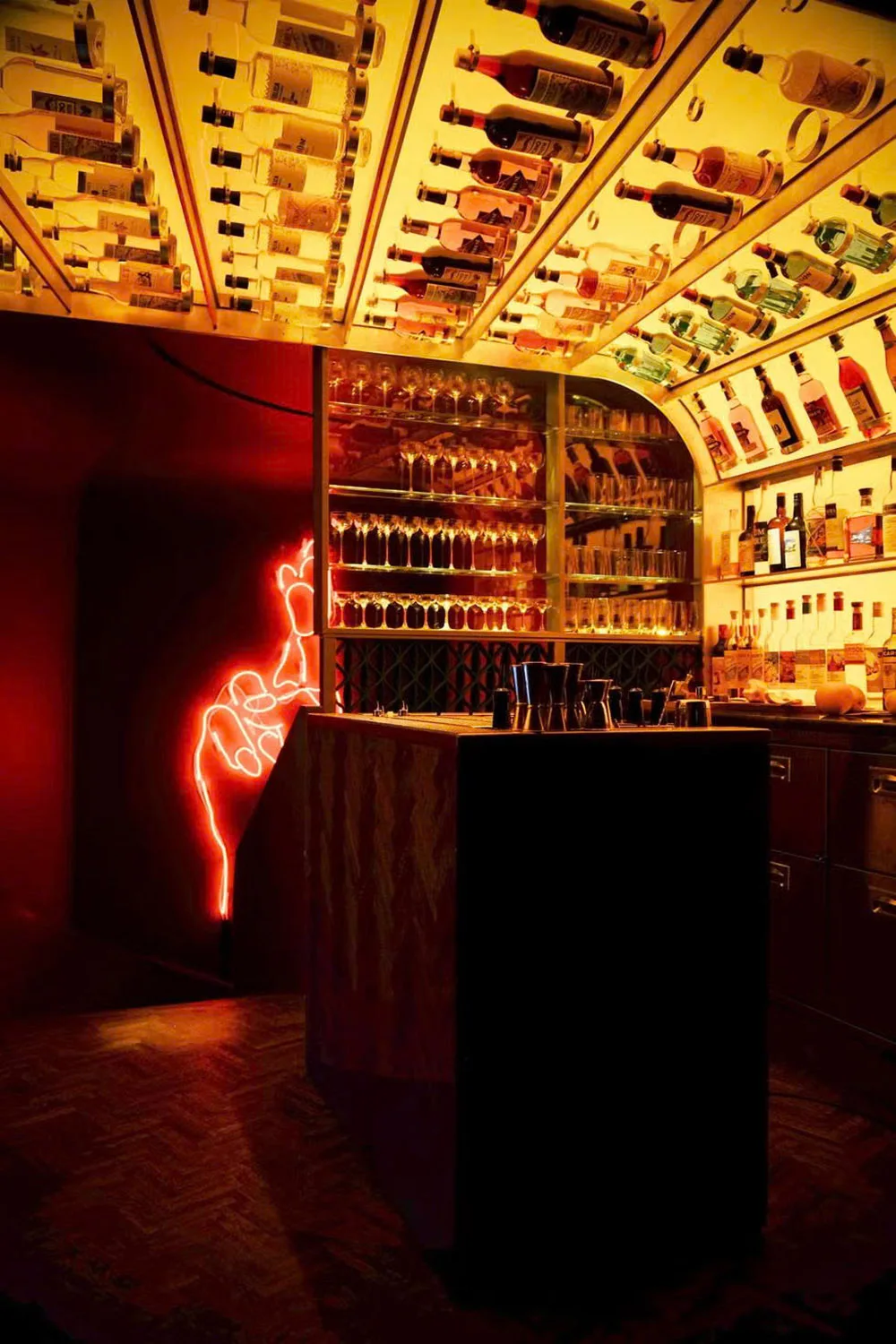 Black Milk Cocktail Bar - Quán bar có diện tích khiêm tốn lấy cảm hứng từ nhà hàng omakase ở tầng dưới.