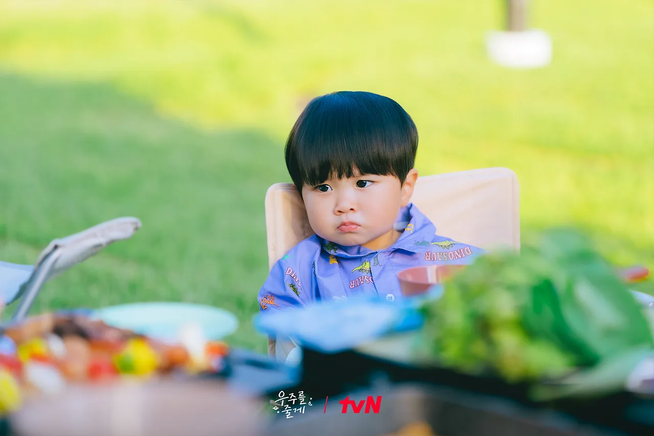 Our Universe với nhiều tình huống hài hước theo mô-típ gà trống/mẹ bỉm.