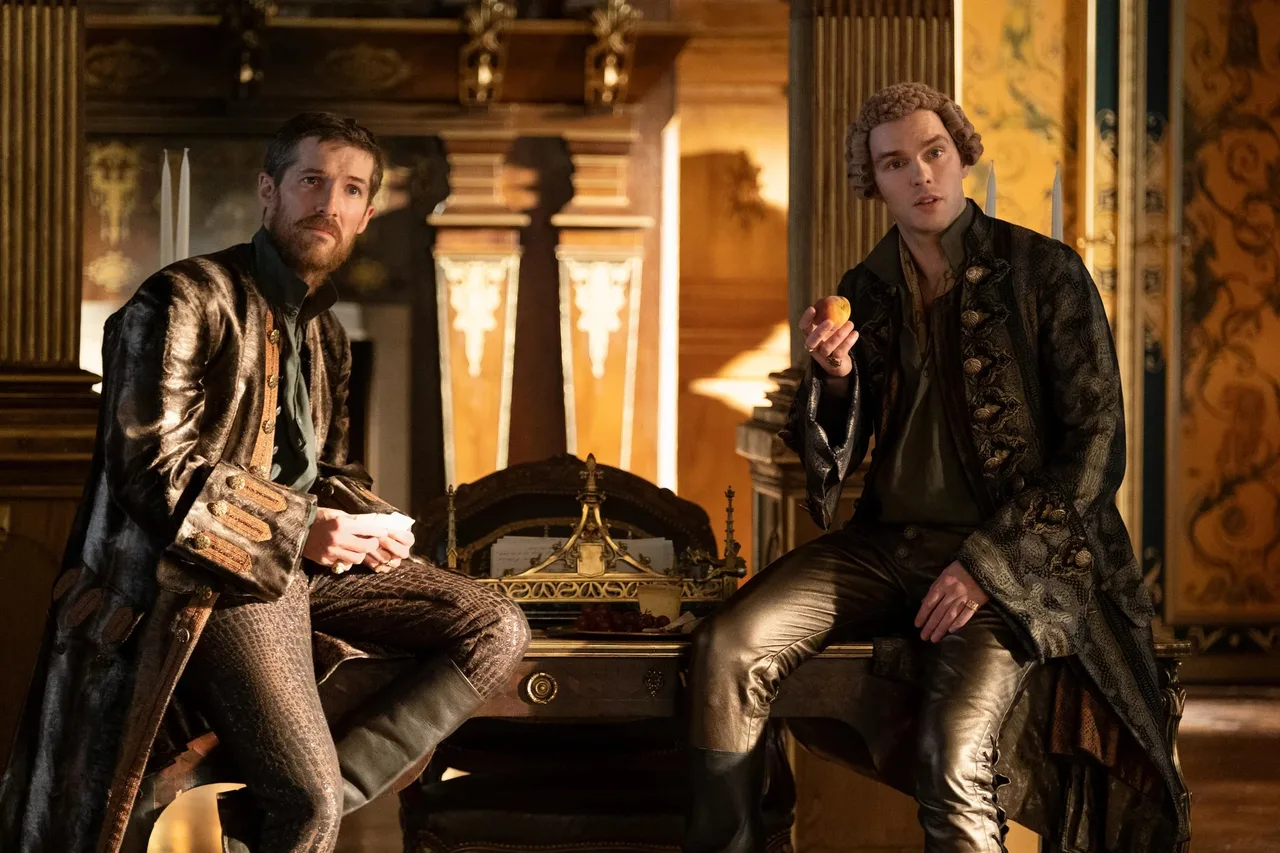 thời trang của Nicholas Hoult trong The Great