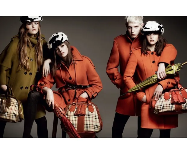 Nữ diễn viên Felicity Jones trong chiến dịch quảng bá của Burberry.