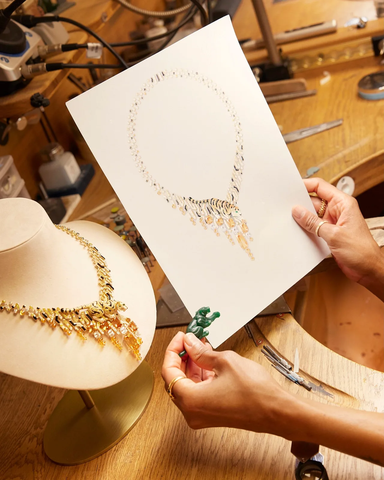 Zoe Saldaña ghé thăm xưởng chế tác trang sức cao cấp của Cartier trước thềm ra mắt BST Le Chœur des Pierres