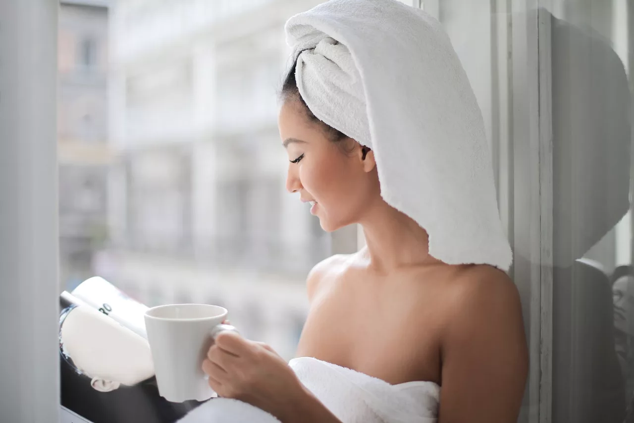 Triệt lông-Cô gái cầm ly nước. Triệt lông-Cô gái cầm ly nước.