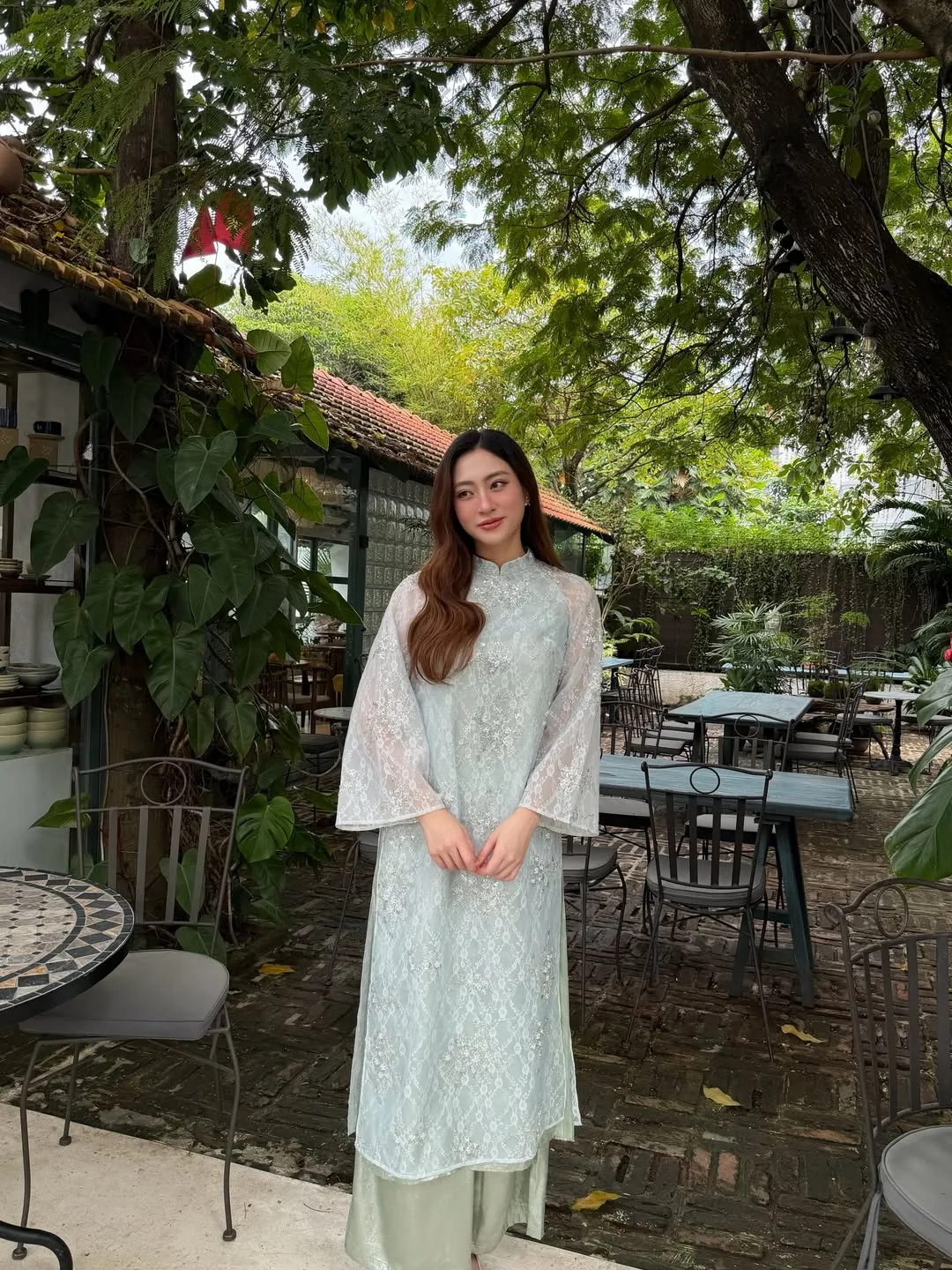 Mỗi đường kim mũi chỉ thêu tay là một lời khẳng định về giá trị nguyên bản trên nền tà áo dài cách tân hiện đại.