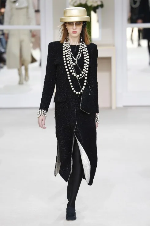 BST của Chanel còn đem lại những chiếc váy với đường xẻ tinh tế
