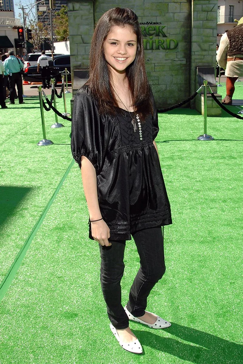 selena gomez lần đầu xuất hiện trên thảm đỏ
