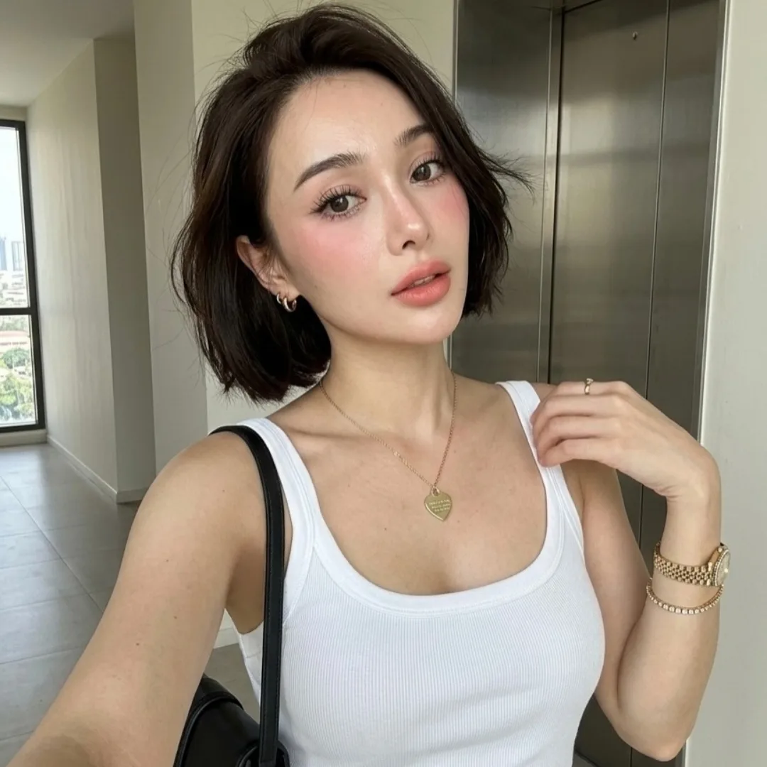 cô gái với làn da căng bóng