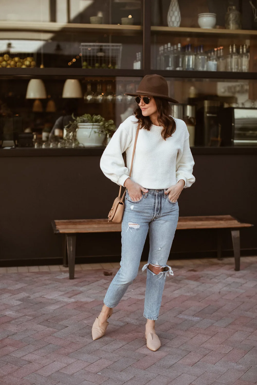 cô gái đội mũ cao bồi và quần jeans rách