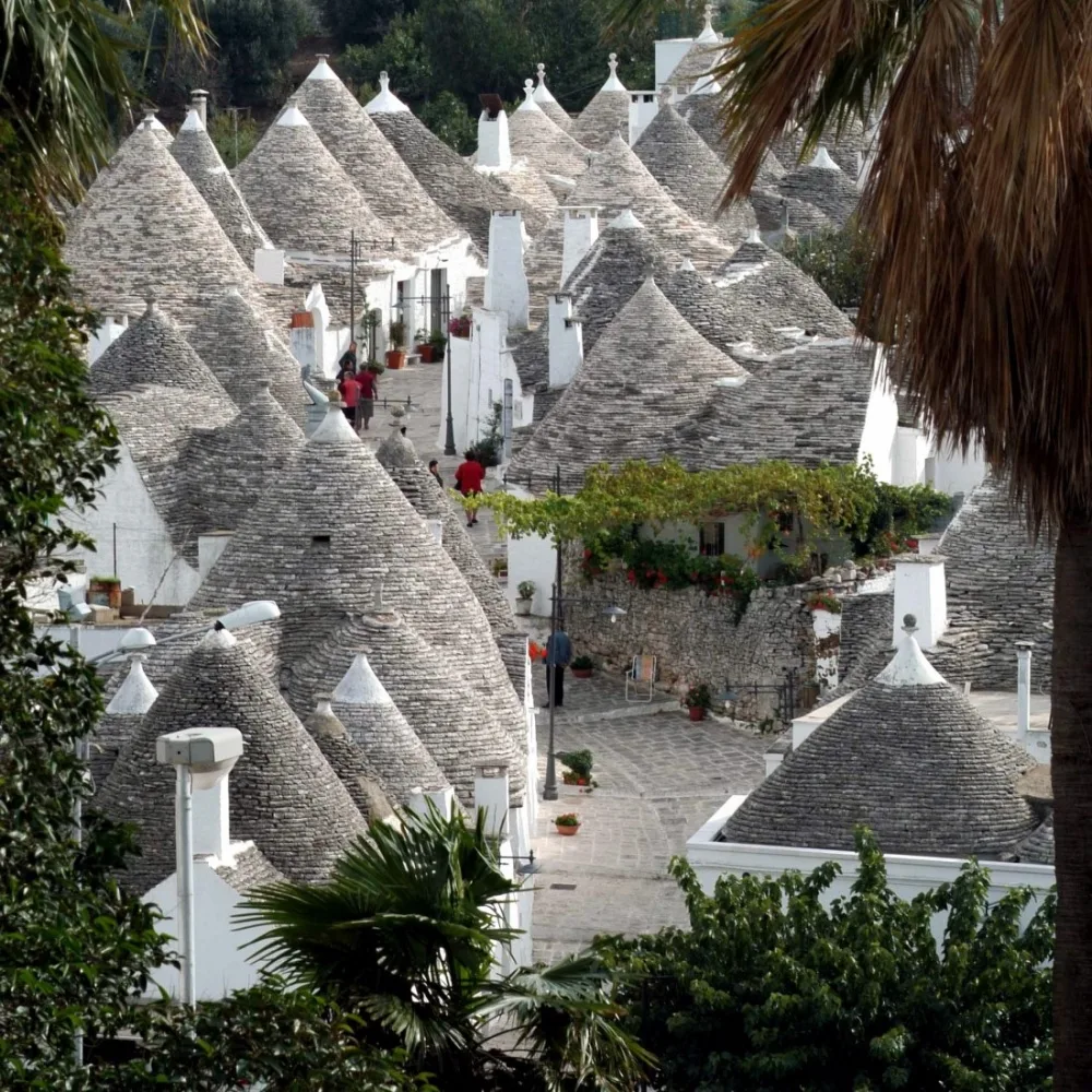 9 con đường đẹp chỉ có ở chốn thần tiên Thành phố nổi tiếng với những căn nhà Trulli trắng cùng mái hình chóp đồng đều. Điều đặc bệt nằm ở kiến trúc ngăn xếp của những ngôi nhà, chỉ cần bạn lấy một hòn đá ra khỏi tổng thế thì nó sẽ chỉ còn là một bãi đá.