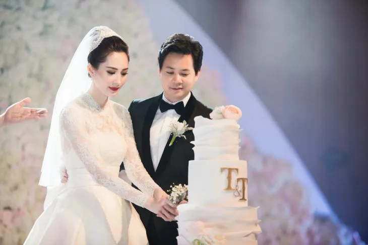 Vay cuoi cua hoa hau Dang Thu Thao goi nhac vay cuoi noi tieng cua cong nuong Grace Kelly 5 Vay cuoi cua hoa hau Dang Thu Thao goi nhac vay cuoi noi tieng cua cong nuong Grace Kelly 5
