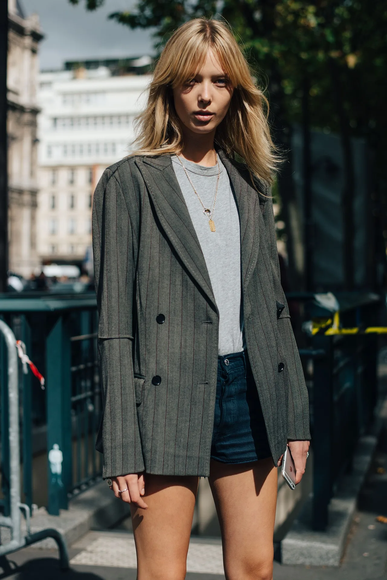 phong cách thời trang menswear áo blazer mặc cùng quần shorts