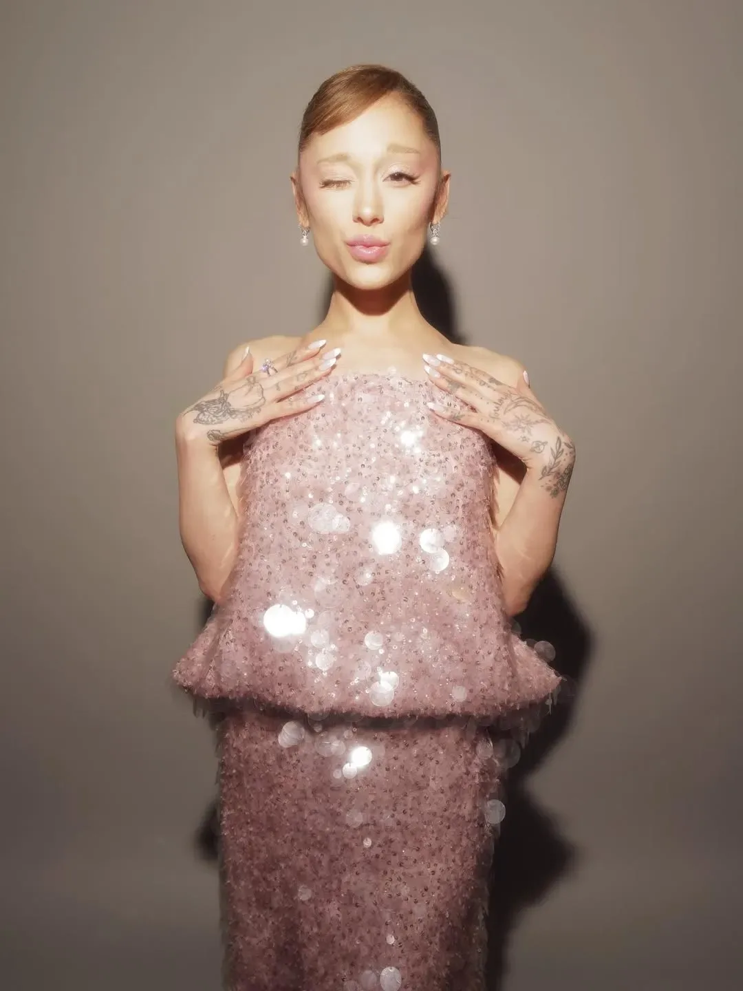 Ariana Grande xuất hiện trong thiết kế Haute Couture Balenciaga