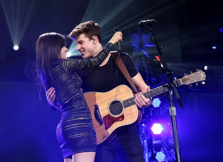 shawn và camila trình diễn tại kiss fm